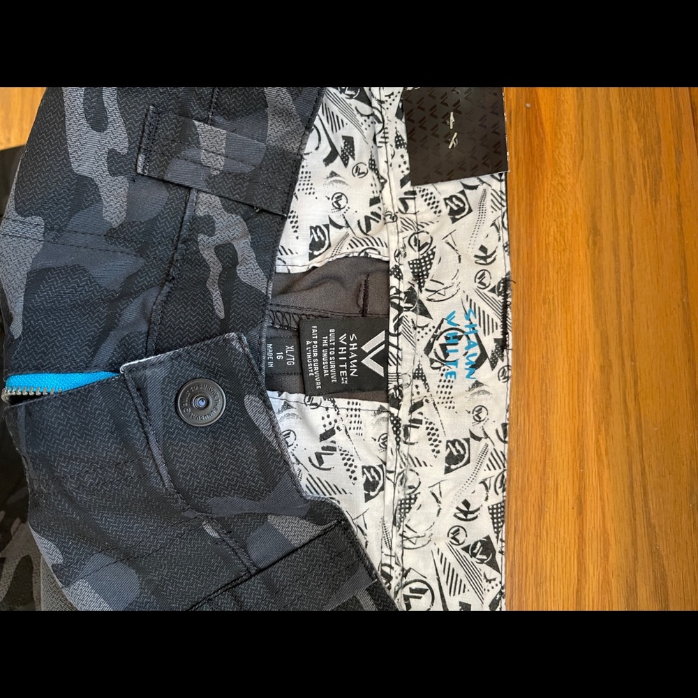 Boys Shaun White shorts - Picture 3 of 4